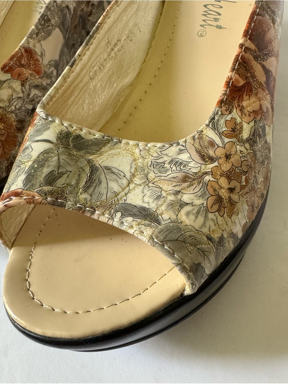 Helen's Heart Women’s 7 Floral Platform Wedge Shoe Coral Gold Beige Slip On